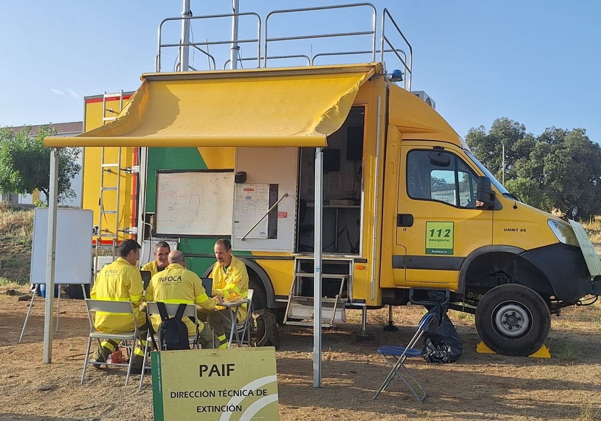 Técnicos del Infoca desplazdos al incendio