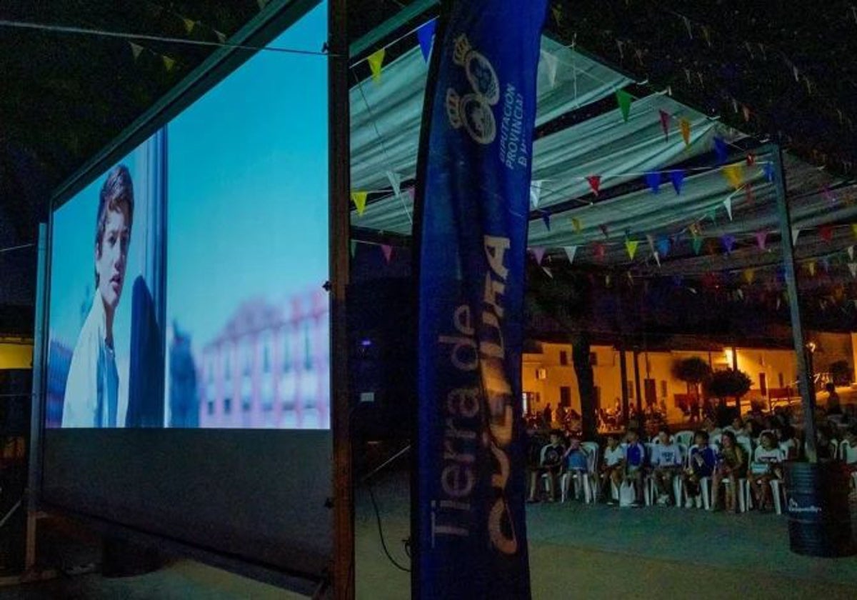 Estos pueblos de Huelva tendrán un cine al aire libre durante este verano: fechas y películas que se proyectarán