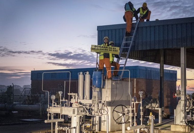 Activistas protestan en unas instalaciones de gas situadas en el entorno de Doñana