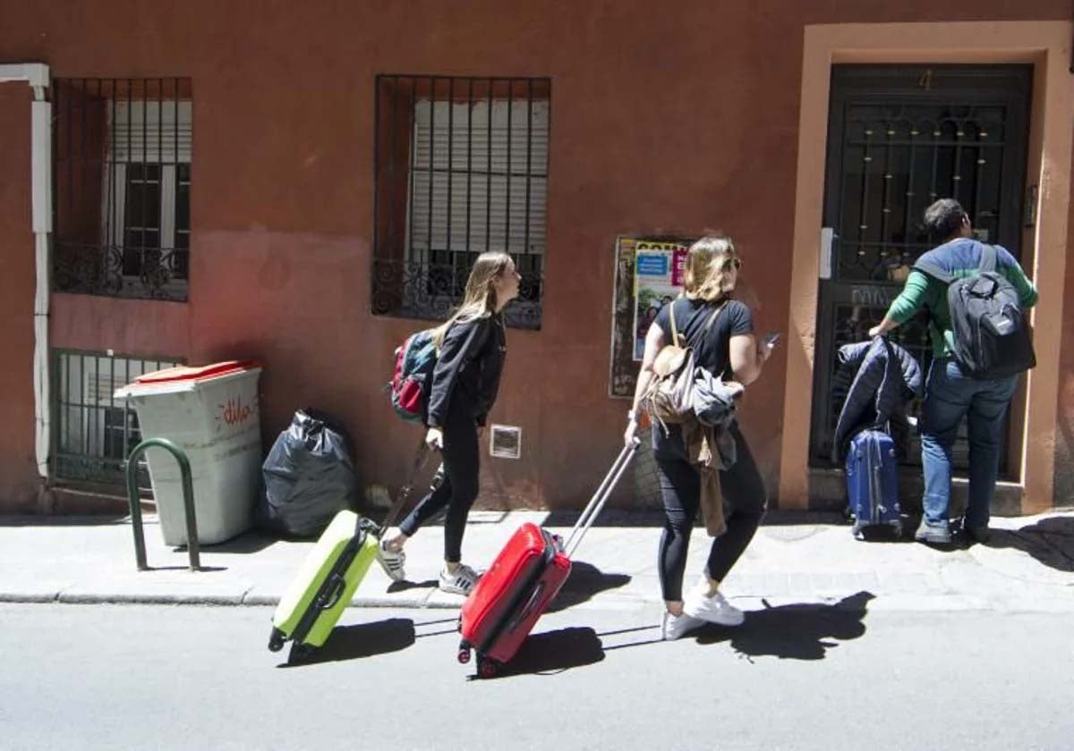 Jóvenes llegan para alojarse en un piso turístico