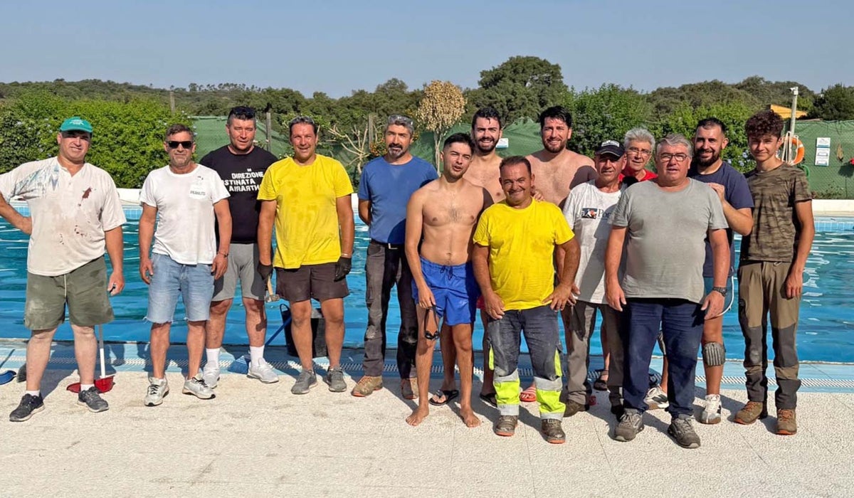 Algunos de los vecinos que están colaborando en el arreglo de la piscina