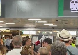 Colas en la estación de Atocha para subir al tren