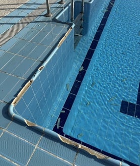 Imagen secundaria 2 - Así reconstruye su piscina el pueblo de Higuera de la Sierra tras los actos vandálicos