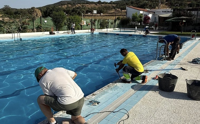Imagen principal - Así reconstruye su piscina el pueblo de Higuera de la Sierra tras los actos vandálicos