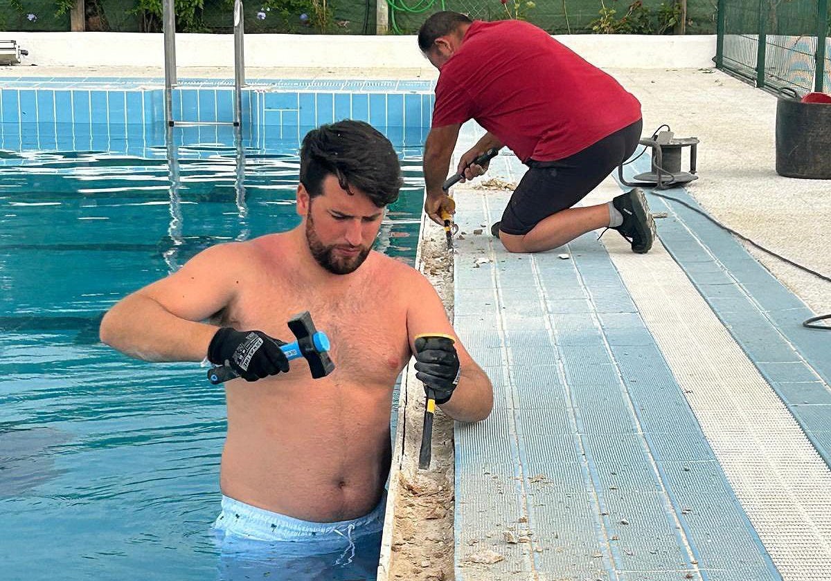 Mario Domínguez, alcalde de Higuera de la Sierra, realizando los trabajos de reparación de la piscina