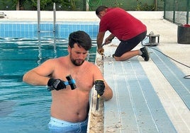 Mario Domínguez, alcalde de Higuera de la Sierra, realizando los trabajos de reparación de la piscina