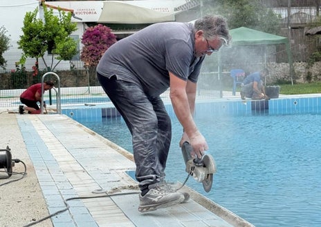 Imagen secundaria 1 - Así reconstruye su piscina el pueblo de Higuera de la Sierra tras los actos vandálicos