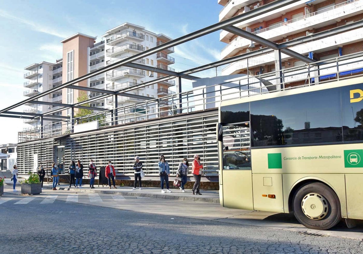 Viajeros en la estación de autobuses de Punta Umbría