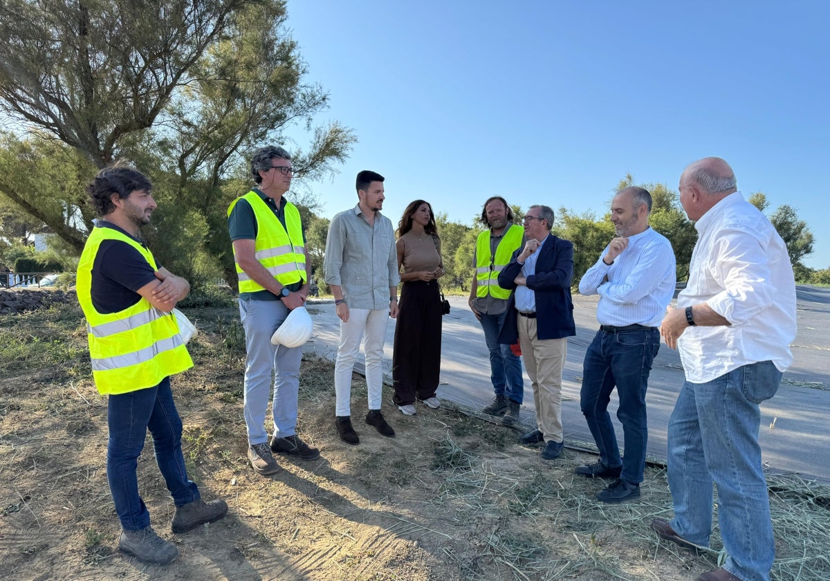 El alcalde de Aljaraque visita las obras del arroyo con varios de sus concejales