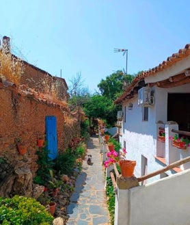 Imagen secundaria 2 - El encantador apartamento de un pueblo de Huelva que ha conseguido un 10 en Booking: perfecto para escapar del mundo