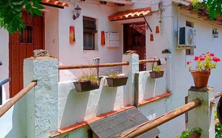 Imagen principal - El encantador apartamento de un pueblo de Huelva que ha conseguido un 10 en Booking: perfecto para escapar del mundo