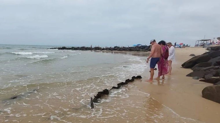 En la playa de Matalascañas la falta de arena también ha dejado estructuras al aire en los últimos años