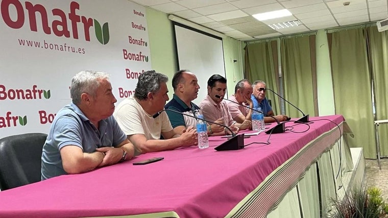 Agricultores del Condado onubense en una asamblea