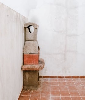 Imagen secundaria 2 - A la venta un chalet adosado de tres dormitorios por menos de 40.000 euros en este conocido pueblo de Huelva
