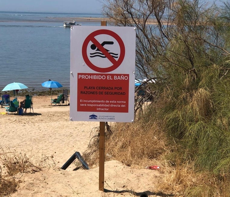 Cartel advirtiendo de la prohibición de bañarse