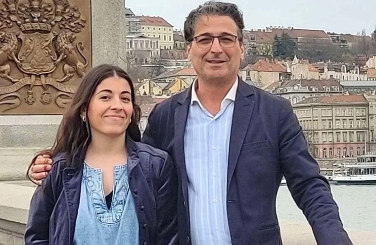 José Antonio Cabrera junto a su hija, Fuente Clara