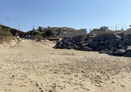 La playa de El Portil sigue un nuevo verano sin accesos seguros a la espera de una actuación estatal