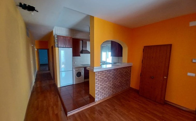 Imagen principal - A la venta un piso por 43.900 euros en este conocido pueblo de Huelva que está a 10 minutos de la playa