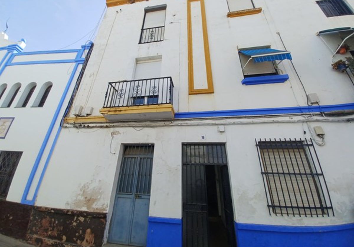 Entrada al piso que sale a la venta por 43.900 euros en este conocido pueblo de Huelva que está a 10 minutos de la playa