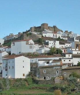 Imagen secundaria 2 - Visita guiada por Arucci-Turobriga, plaza arochena con el típico empedrado y vista general de la localidad 