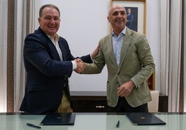 David Toscano y Jesús Velasco, tras la firma del convenio