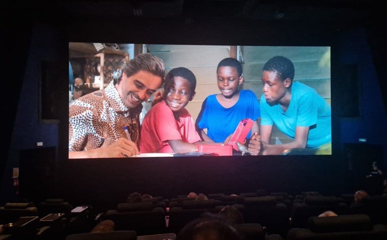 Imagen principal - Proyección de la película 'Te protegerán mis alas' y dos fotogradías de José Antonio Rodríguez Bejerano