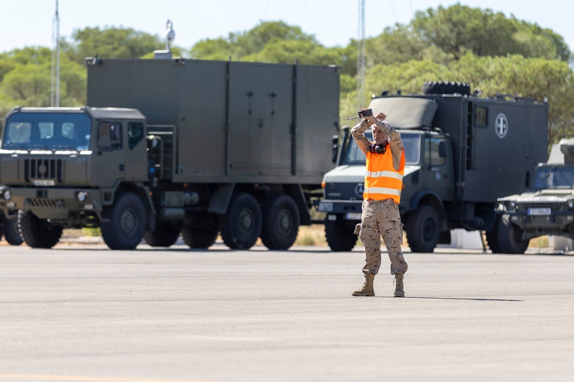 La visita de la ministra de Defensa al CEUS de Moguer, en imágenes