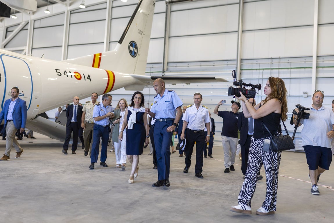 La visita de la ministra de Defensa al CEUS de Moguer, en imágenes