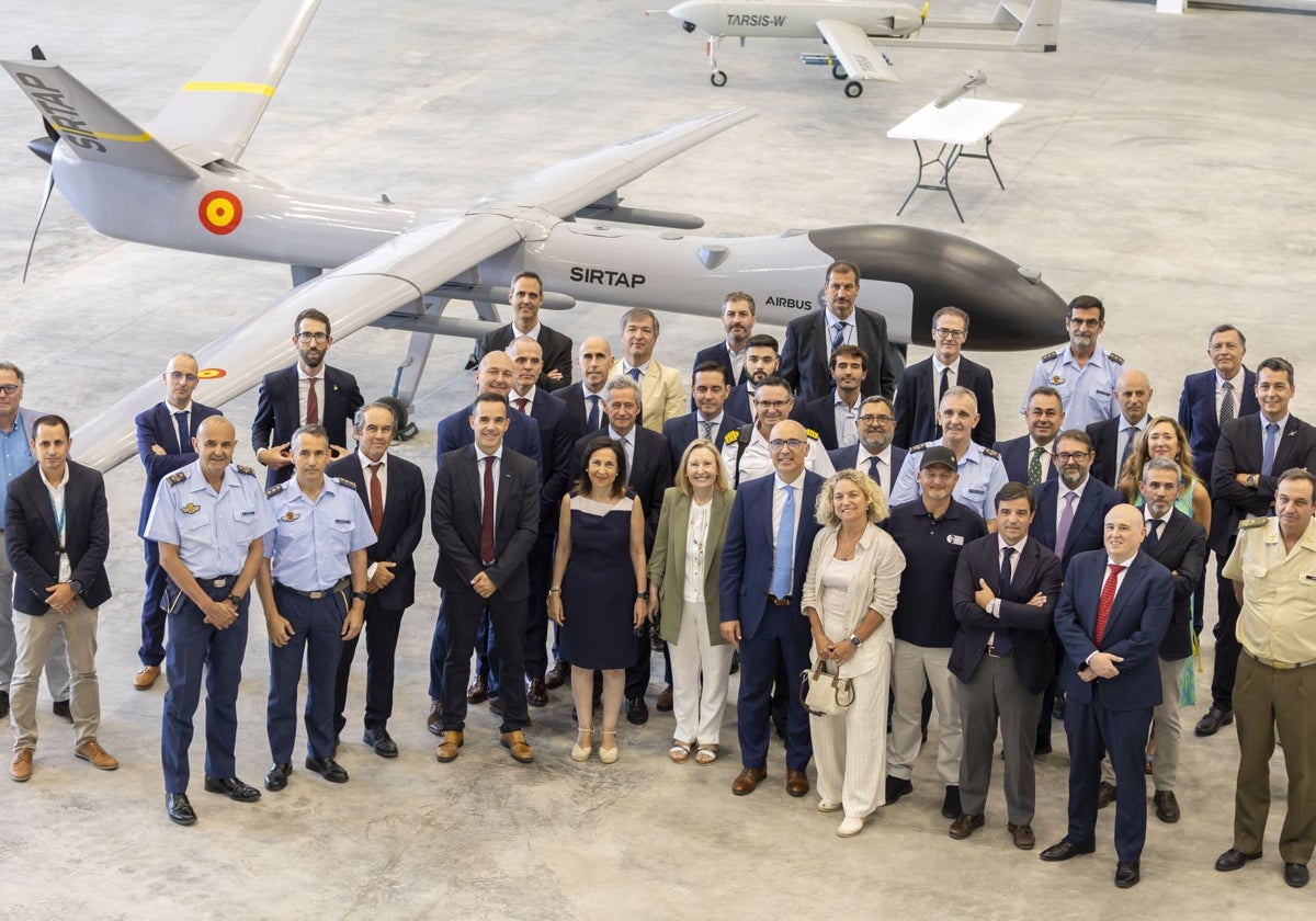 La ministra Margarita Robles, con uno de los drones Sirtap en el CEUS de Moguer