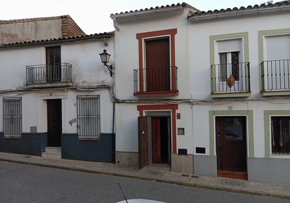 Este es el chalet de tres habitaciones que sale a la venta por 64.000 euros en un conocido pueblo de la Sierra de Huelva