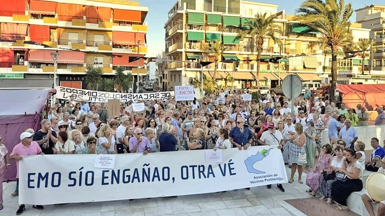 Cientos de vecinos reclaman ante el Ayuntamiento de Punta Umbría soluciones para «un Portil en regresión»