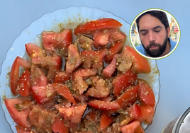 Un experto va a probar el tomate aliñado más famoso de Huelva y esta es su reacción: «El aliño es impresionante»