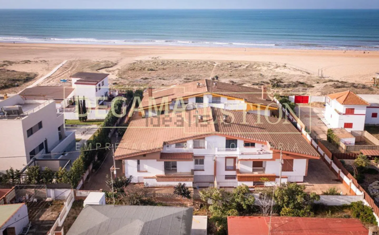 Imagen principal - La casa a la venta más vista de Huelva en Idealista está en Punta Umbría: tiene seis habitaciones y está a un paso de la playa
