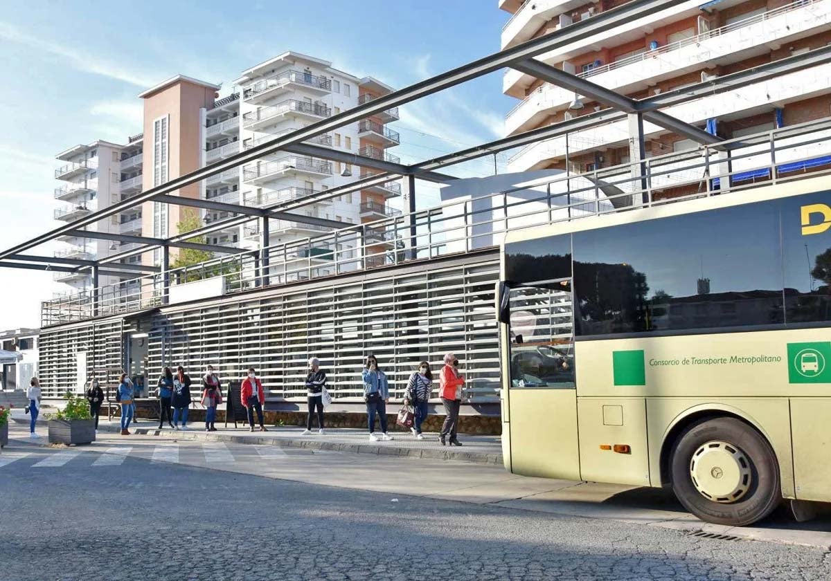 Viajeros en la estación de autobuses de Punta Umbría