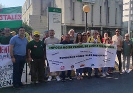 Trabajadores del Infoca se concentran para reclamar «más medios» mientras la Junta destaca el aumento de la inversión