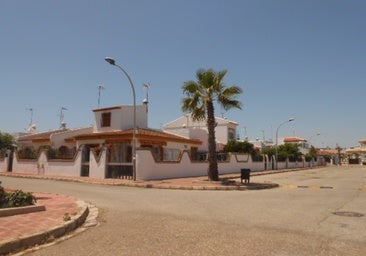 Sale a la venta un chalet en Matalascañas por 184.000 euros por tiempo limitado: tiene tres habitaciones y está a 10 minutos de la playa
