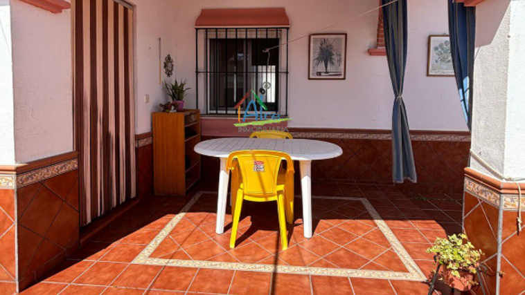 Sale a la venta un rebajado chalet en Matalascañas a 6 minutos de la playa y con 254 metros cuadrados de pacerla