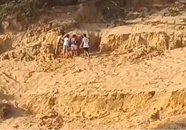 Excavar en zonas inestables de la playa: una práctica peligrosa que vuelve a poner en alerta a Matalascañas