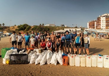Quique Bolsitas retira con 60 voluntarios 155 kilos de basura de la playa de Matalascañas