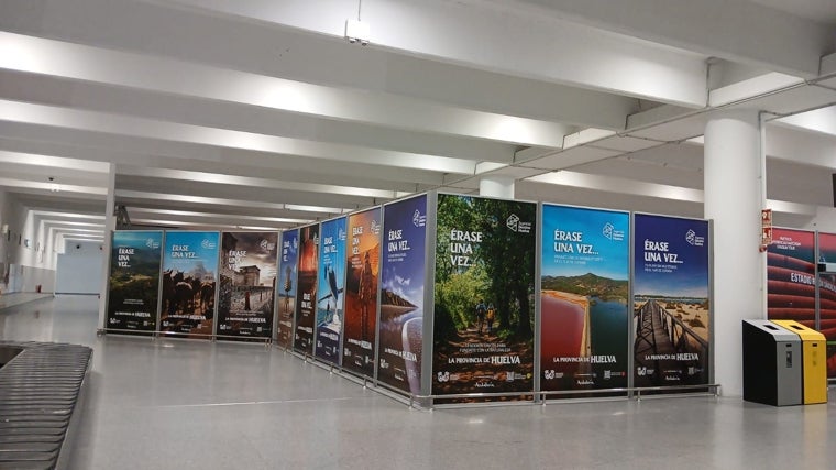 La campaña &#039;Érase una vez Huelva: Una provincia de Cuento&#039; se despliega en el aeropuerto de Sevilla