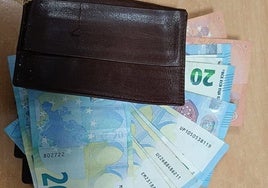 Encuentran en El Rocío una cartera repleta de dinero y la entregan a la Policía: «La honestidad, la educación y los valores siguen presentes»