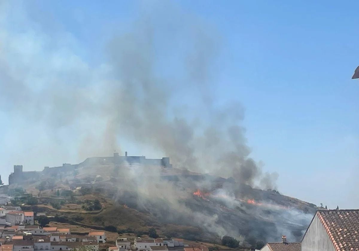 Incendio en la ladera del Castillo de Aracena