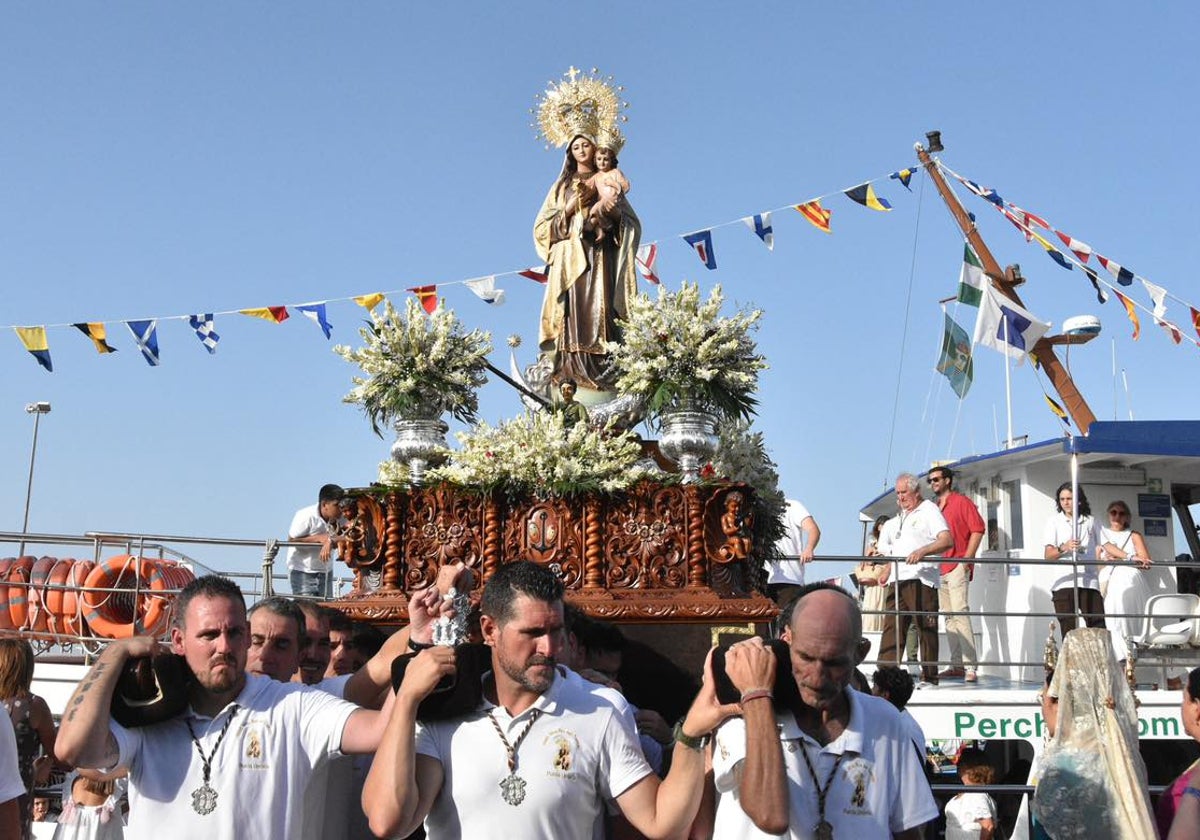 La imagen de la Virgen del Carmen portada a hombros durante la procesión