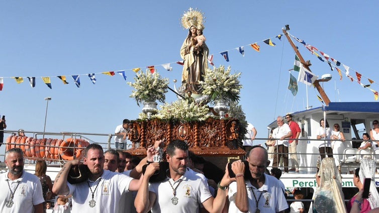 Bullicio y devoción marcan el día grande de las Fiestas del Carmen en Punta Umbría
