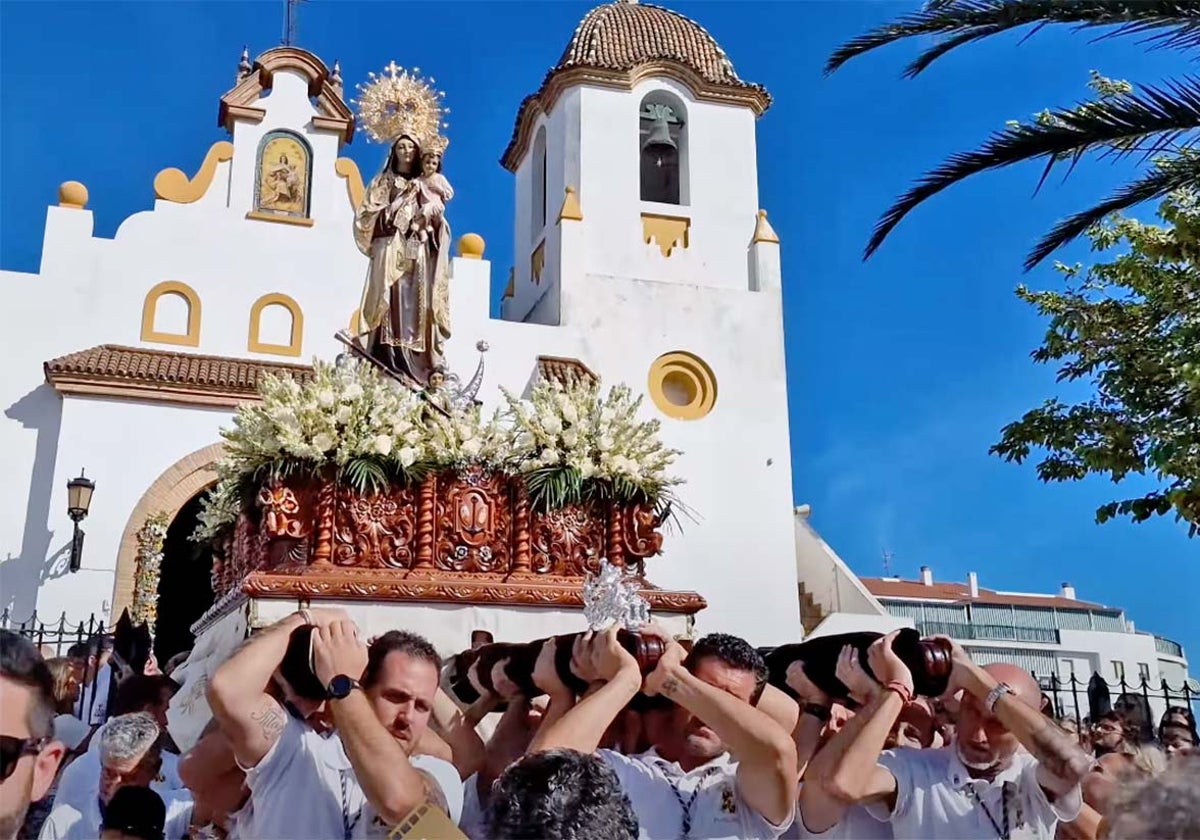Imagen de archivo de la patrona saliendo de su capilla para la procesión