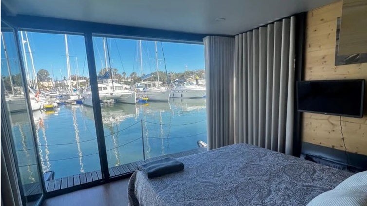En este puerto de Huelva puedes dormir en una casa flotante perfectamente equipada
