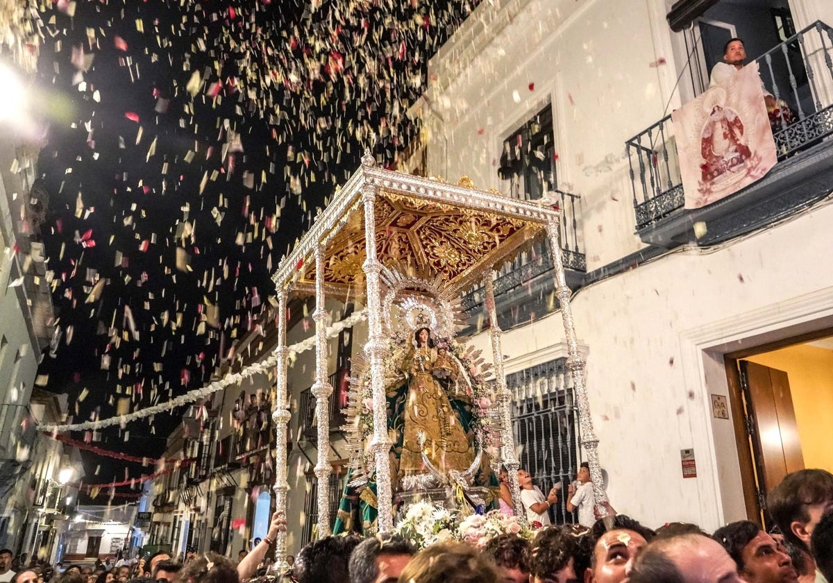 Petalada a la Patrona durante su recorrido por las calles del pueblo