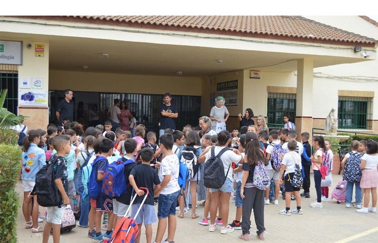 Alumnos a la entrada de un colegio