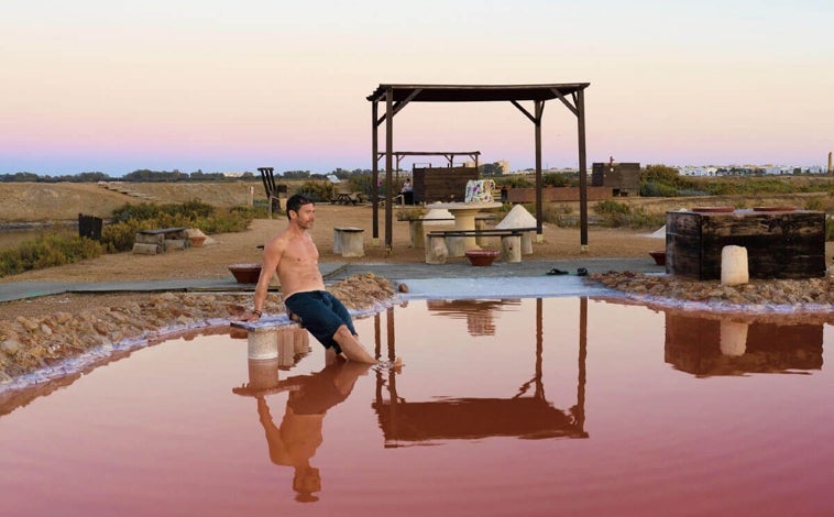 Imagen principal - En este pueblo de Huelva te puedes bañar en un lago de magnesio que tiene grandes beneficios para la salud