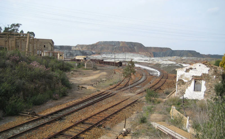 Imagen principal - El curioso pueblo de Huelva que lleva el nombre de una empresa inglesa y fue fundado por mineros